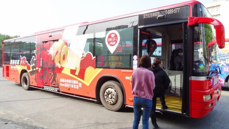 ▲高市交通局特別精選14大年貨公車路線及提供5,000張免費公車乘車券。(圖/高市交通局提供)