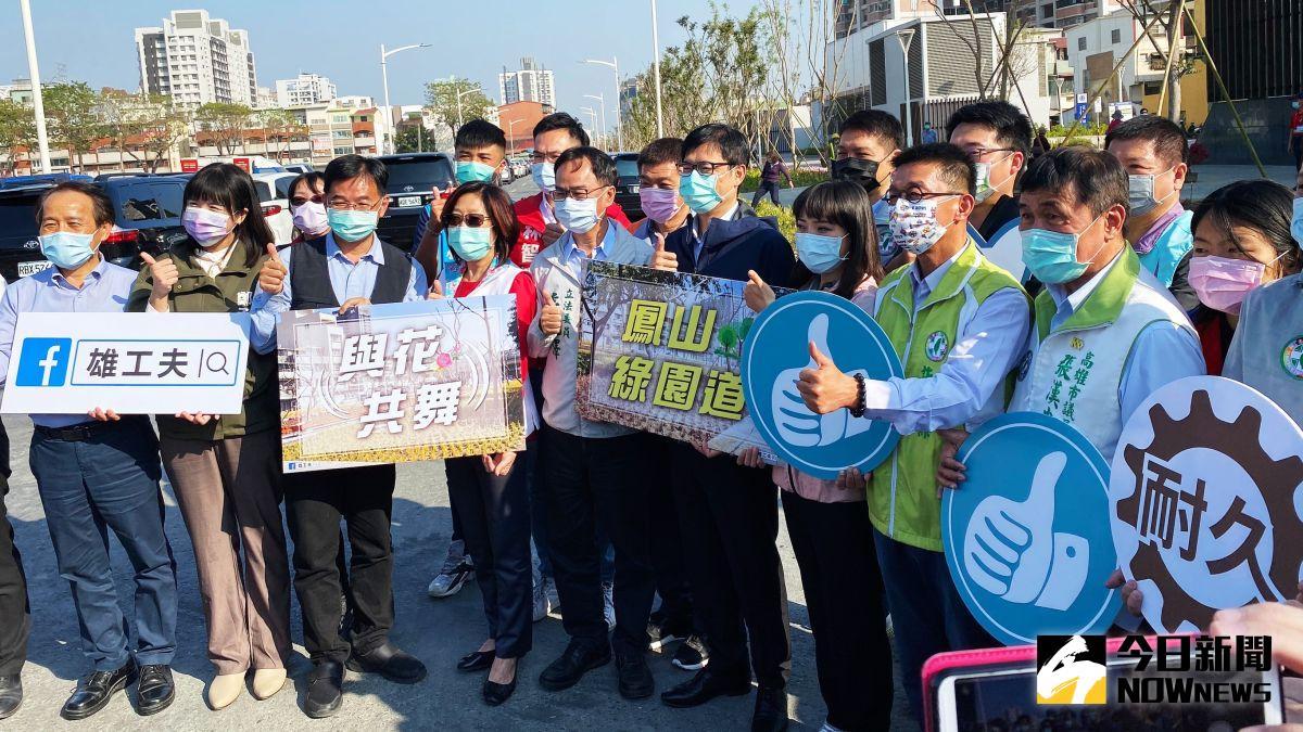 ▲高雄市長陳其邁今天前往視察鳳山園道施工進度時邀請市民朋友至鐵路綠園道打卡。（圖／記者郭俊暉攝，2021.02.05）

