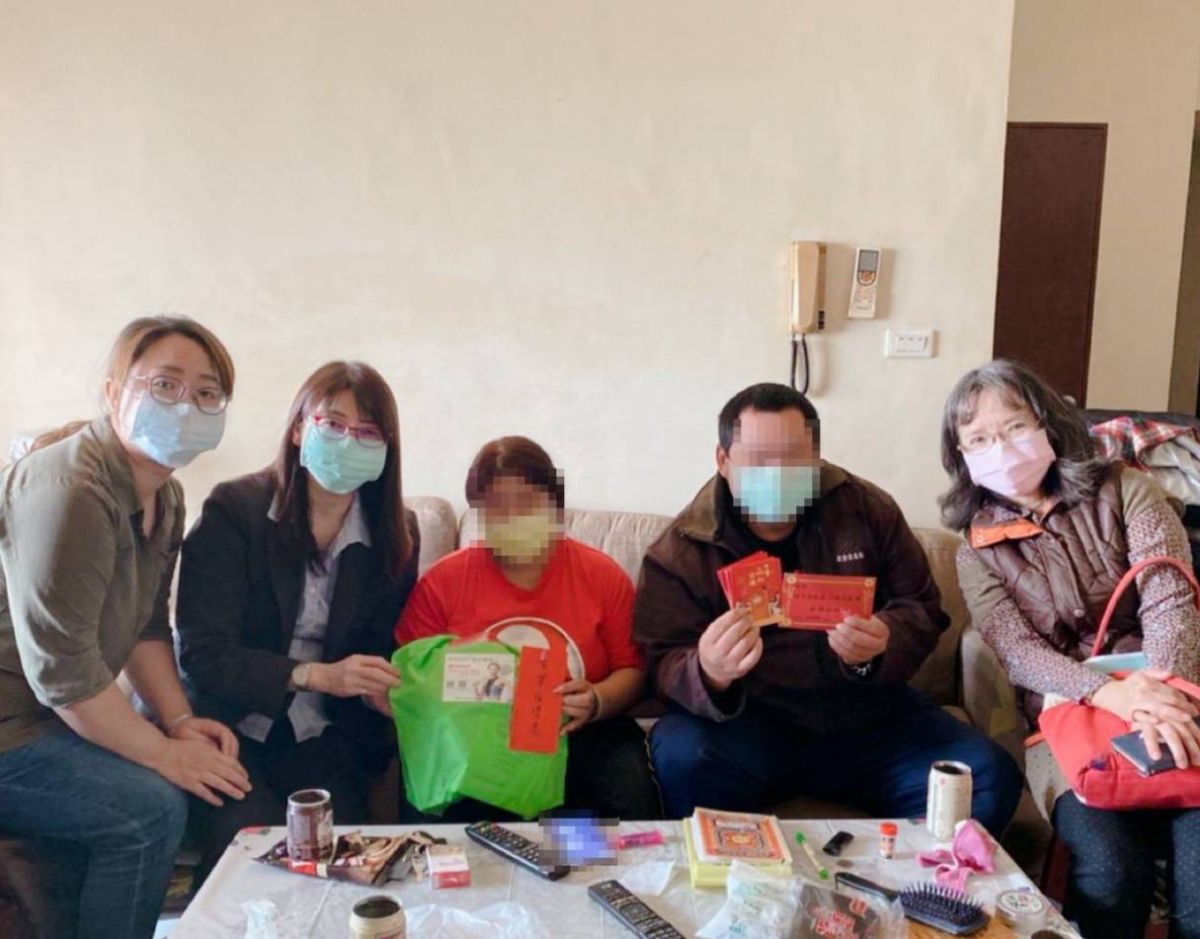 ▲毒防局長林瑩蓉今（5）日率領同仁至弱勢藥癮個案的家中關懷慰訪。（圖／高市毒防局提供）