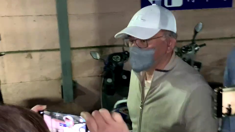 ▲剛步出八德外役監的高志鵬面對在外守候的大批媒體，僅表示「謝謝大家，感謝大家！」，隨即坐上計程車離去。（圖／記者李春台翻攝）