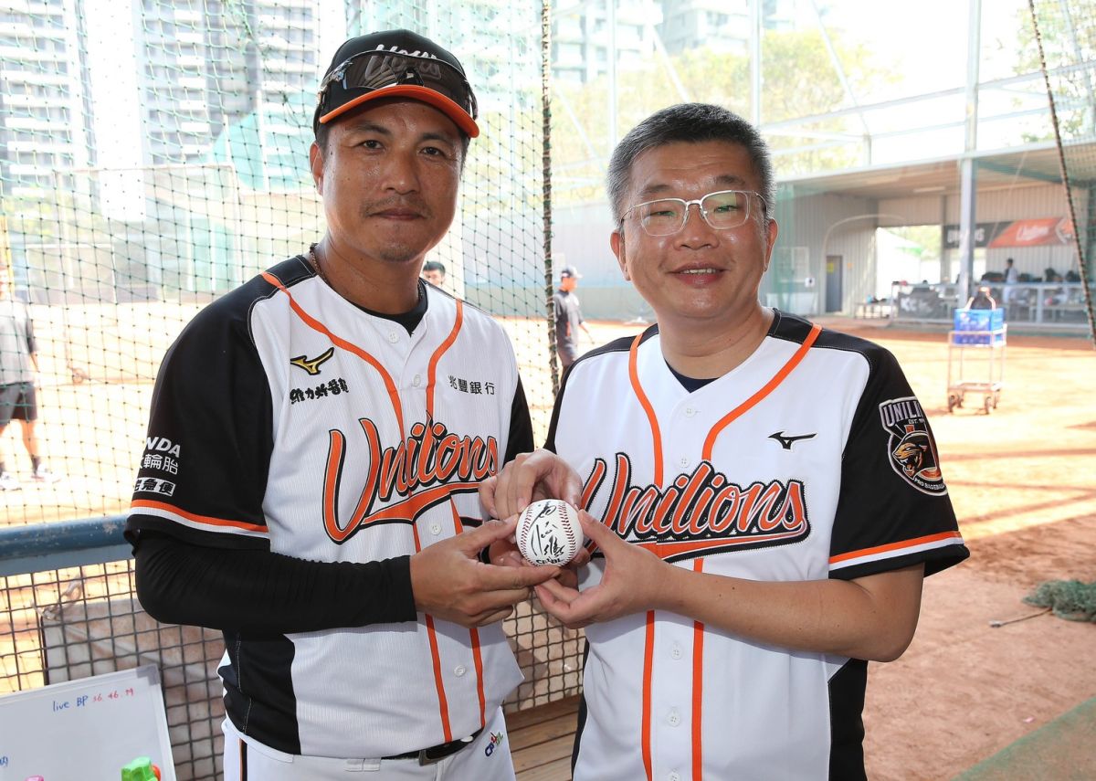 ▲蔡其昌會長與潘武雄合影。（圖/中職提供）