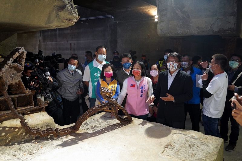 ▲縣民公園改建設計上展現工業遺址的時間質感，並施以耐厚鋼板雕塑舊糖廠與紙漿廠的模型，讓民眾得以回溯屏東百年來的製糖風貌。（圖／屏東縣政府提供,