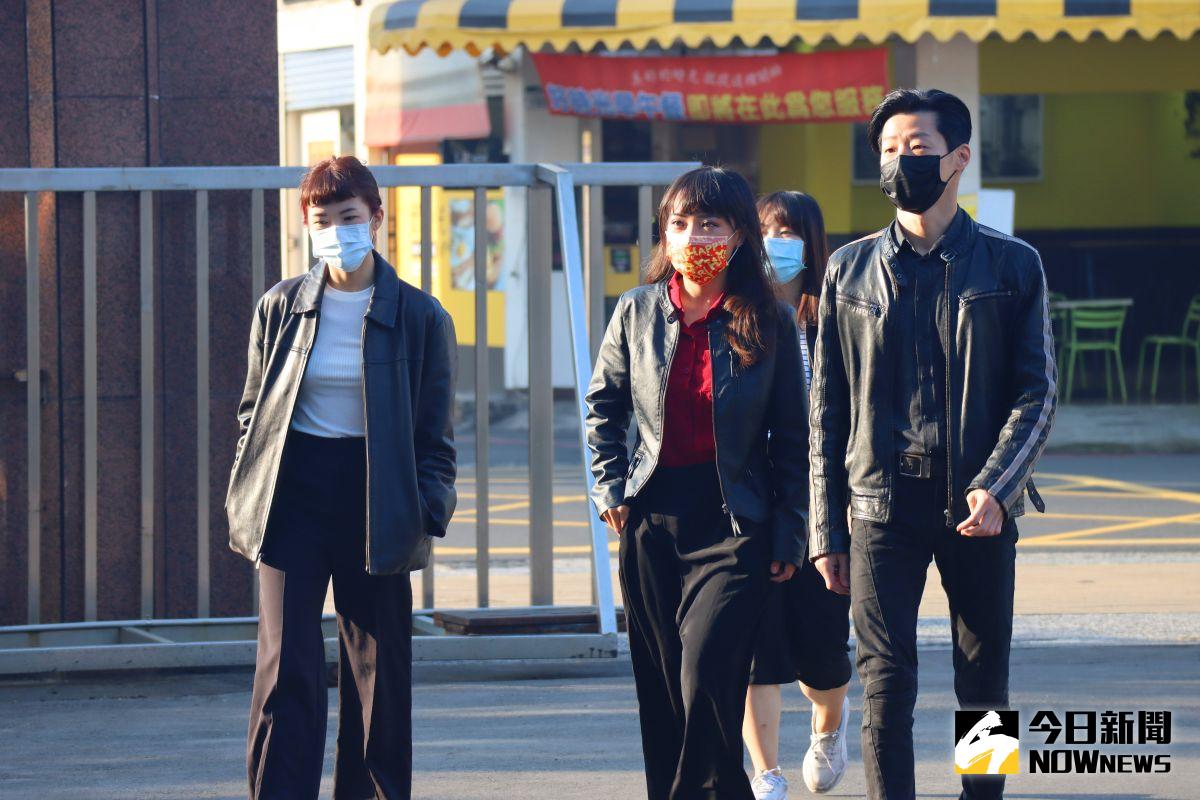 ▲高雄市議員黃捷（中）一早在立法委員林昶佐（右）及妹妹黃蓉（左）的陪同下，三人都身穿皮衣，氣勢滿滿走進投票所。（圖／記者鄭婷襄攝）