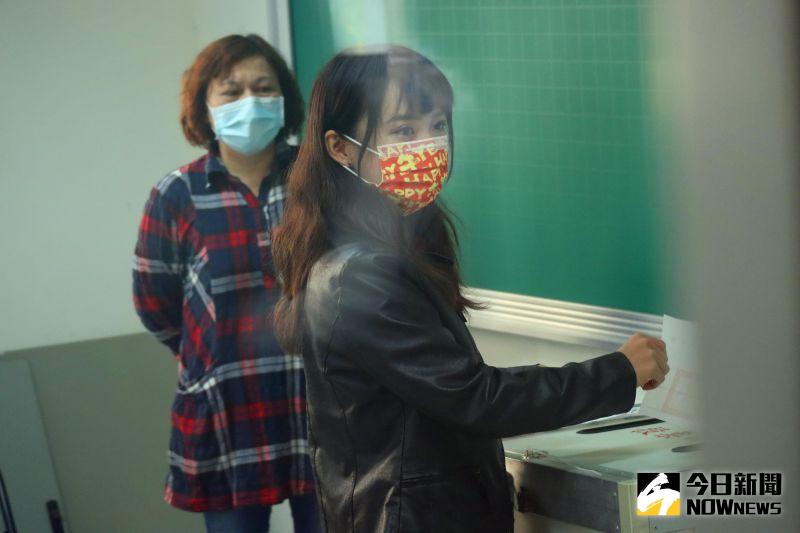 ▲黃捷投下自己的一票。(圖/記者鄭婷襄攝)