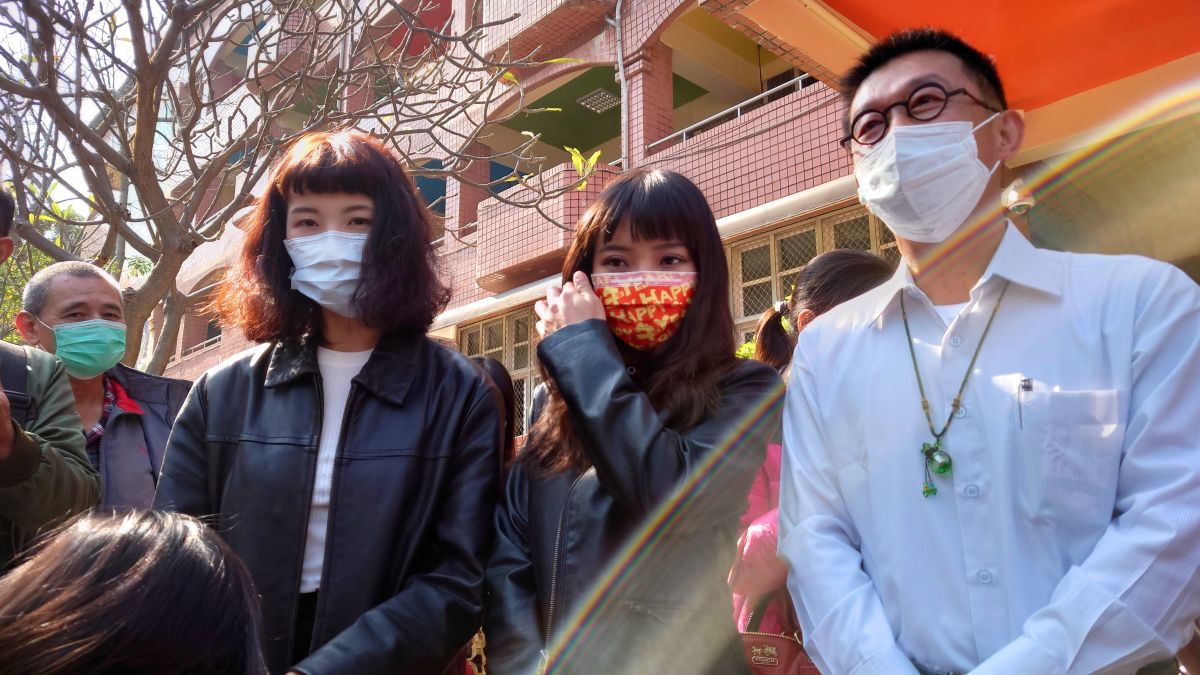 ▲高雄市議員黃捷（中）和妹妹黃蓉（左），陪民進黨立法委員許智傑（右）投票。（圖／記者鄭婷襄攝，2021.02.06）