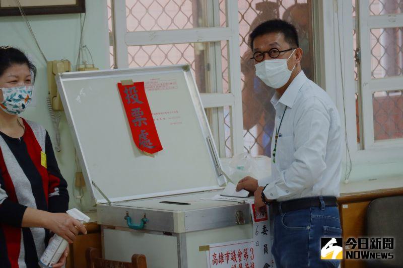 ▲民進黨立法委員許智傑投票。（圖／記者鄭婷襄攝）