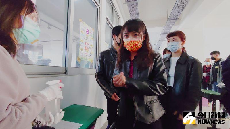 ▲黃捷上午8點在鳳山高中投票,先量體溫及手部酒精消毒才進入投票所,對於被民眾指控插隊,黃捷強調是「誤會」。(圖/記者鄭婷襄攝)