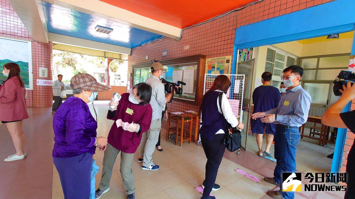 ▲指揮中心今（23）日宣布，如集會遊行、選舉罷免、社員大會等均可恢復舉辦，不過須遵守室內50人、室外100人規定。（示意圖／NOWnews資料照）