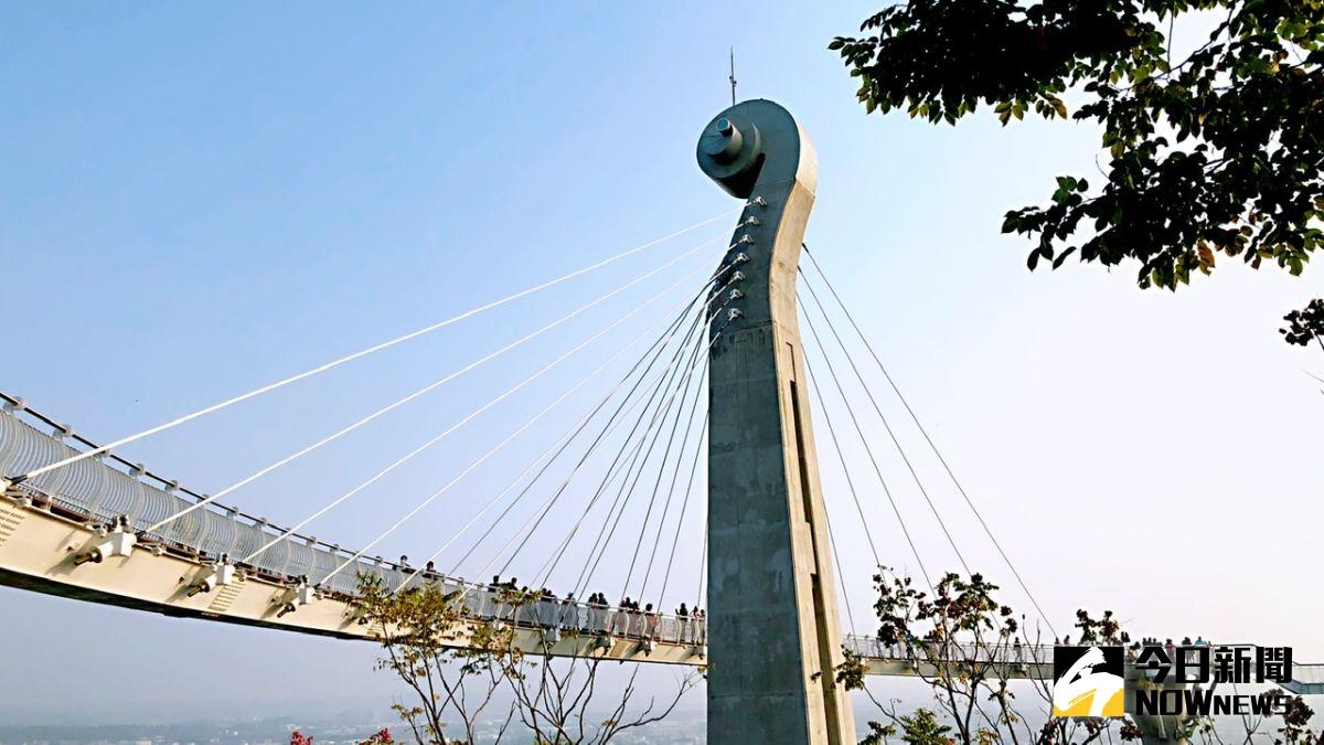 ▲崗山之眼園區以天空廊道為主角，俗話說「遇水財發」，想求財運可以來這眺望阿公店水庫。（圖／記者陳美嘉攝）
