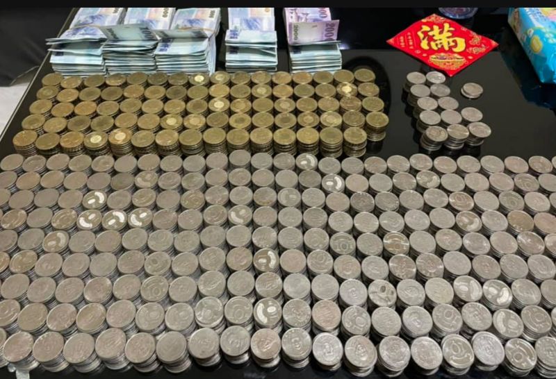 ▲男網友PO出自己存了一年的超狂豬公照。(圖/翻攝自《爆廢公社二館》)