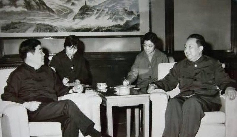 ▲▼鍾亞瑟(上圖左)曾在1977年拜訪中華人民共和國，與當時的國家領導人華國鋒(上圖右)會面。（圖／翻攝自蓋亞那駐中國大使館官網）