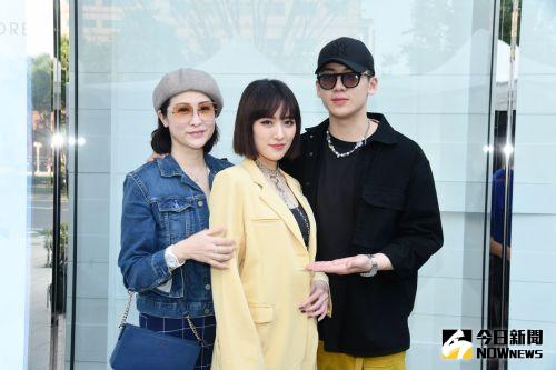 ▲金友莊（左）為寶弟（右）萬分驕傲。（圖／記者林柏年攝, 2021.02.06）