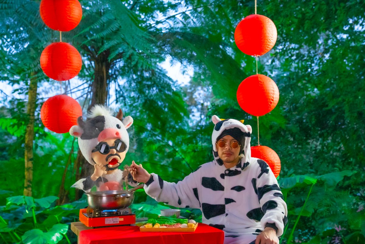 ▲黃明志分享過年時往年都會把妹玩樂，沒想到一晃眼這些女孩都嫁人了，讓他現在不能把妹，只能喝悶酒。（圖／亞洲通文創提供）