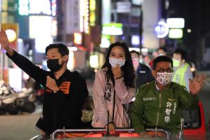 ▲黃捷順利挺過罷免,林昶佐高喊「鳳山勝利」,喊話國民黨適可而止。(圖/翻攝自林昶佐臉書) ▲黃捷順利挺過罷免,林昶佐高喊「鳳山勝利」,喊話國民黨適可而止。(圖/翻攝自林昶佐臉書)