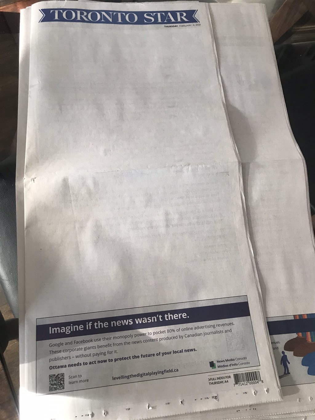 ▲加拿大新聞媒體協會串聯國內多家報媒發起「消失的頭條」運動，這些報媒刻意在4日的紙本頭版開天窗呈現一片空白，以抗議Google與臉書等社群媒體攫取絕大部分的廣告收益。（圖／中央社）