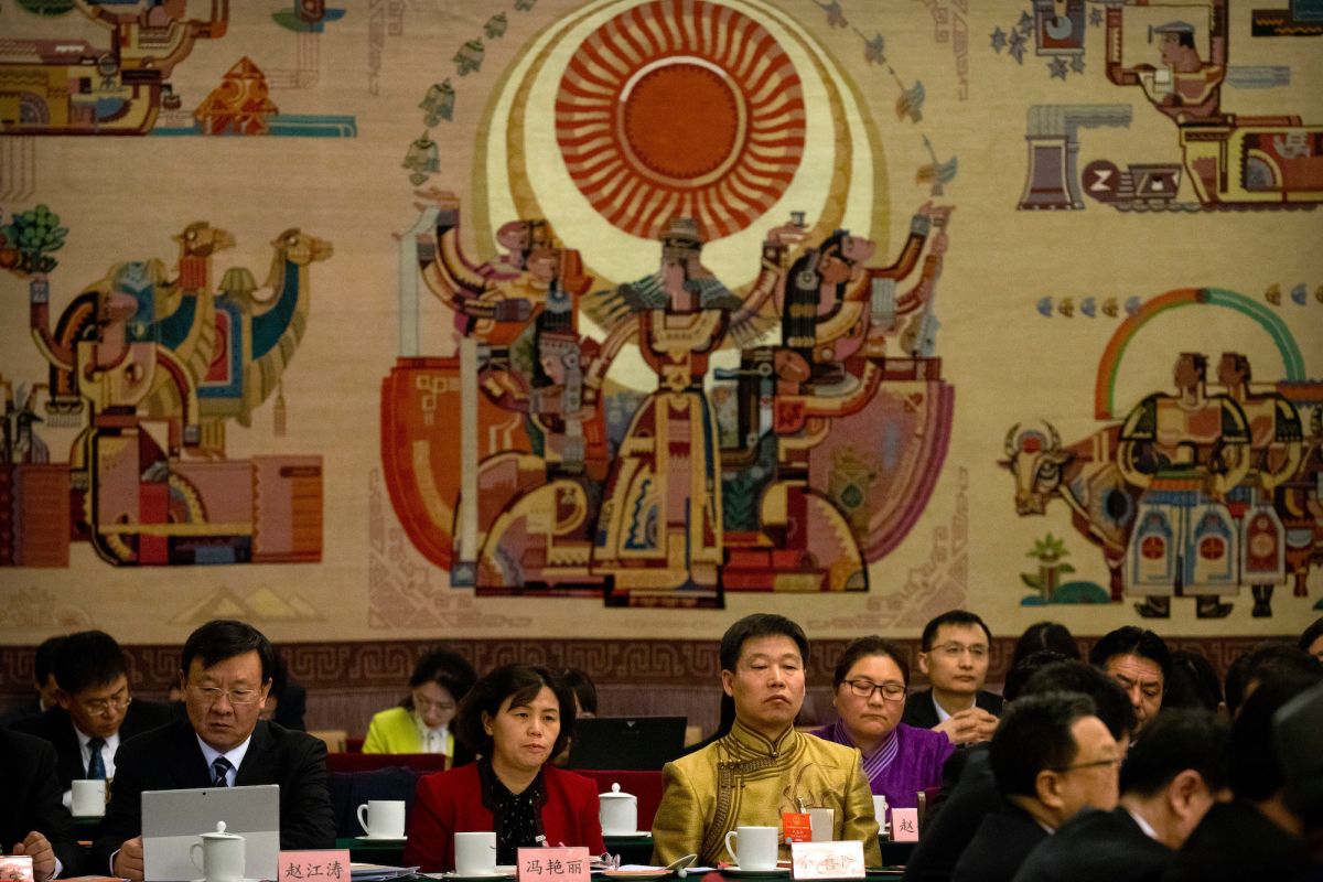 ▲中國官方在內蒙地區推動漢語教育，引起當地蒙族反彈。近日北京不顧抗議聲浪，宣布自秋季起將有3科以漢語教學。圖為內蒙古人大代表。（圖／美聯社／達志影像）