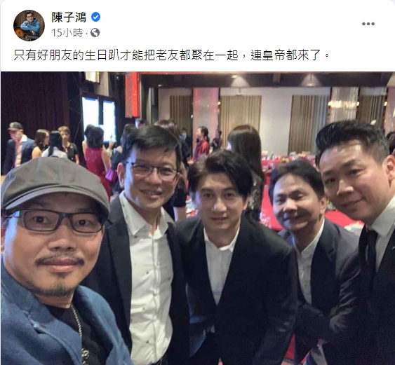 ▲吳奇隆(中)略顯老態。(圖/陳子鴻臉書)