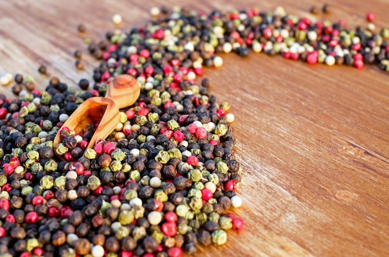 ▲黑、白胡椒功用大不同!用錯等於白加,有失風味。(圖/取自pixabay)