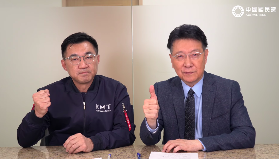 ▲70歲的「媒體金童」趙少康近日宣布重回國民黨且有意參選黨主席，引起國民黨世代交替中斷的擔憂。圖為江啟臣5日與趙少康一起就高雄市議員黃捷罷免案議題拍攝影片。（圖／翻攝自江啟臣臉書影片）