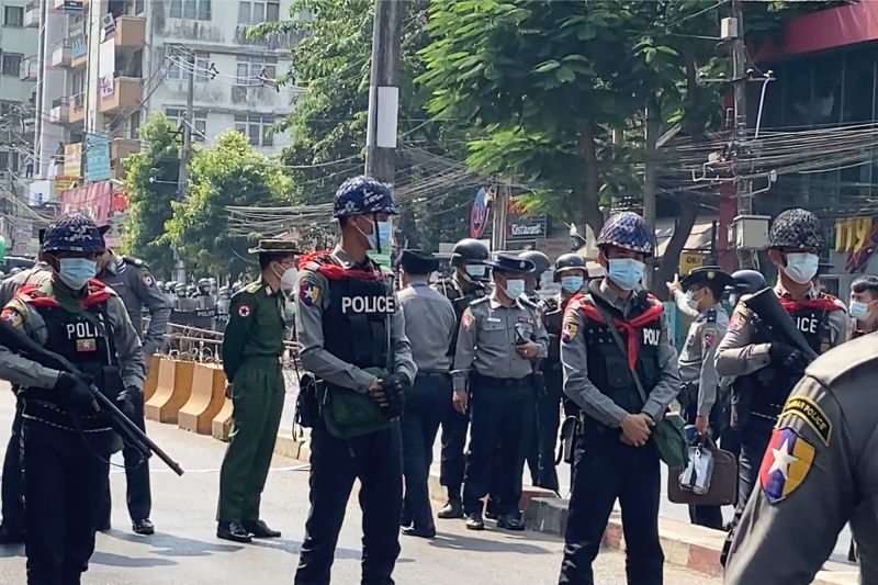 ▲緬甸警方荷槍在街頭待命。(圖/美聯社/達志影像)