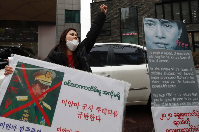 ▲在韓緬人2月6日在首爾街頭聲援遭到軍政府逮捕的翁山蘇姬。（圖／美聯社／達志影像）