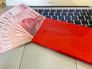 紅包 ▲一名女網友提到,男友來家中拜訪,並給了她親弟6歲女兒6百元紅包,卻遭爸爸嘲諷。(示意圖/NOWnews資料照)