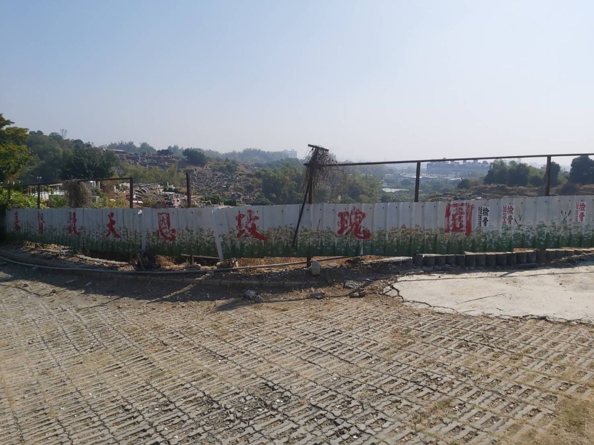 ▲鳳山少女霸凌案黃姓加害人在大寮玫瑰園墓區遭多人圍毆，致黃男右手肘、無名指骨折。（圖／高雄市刑大提供）