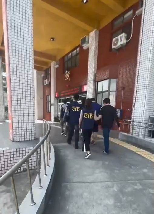▲鳳山少女霸凌案黃姓加害人遭多人毆打骨折,高雄市警方已帶回16人,全案依聚眾鬥毆罪、恐嚇罪、傷害罪等罪嫌移送偵辦。(圖/翻攝畫面)