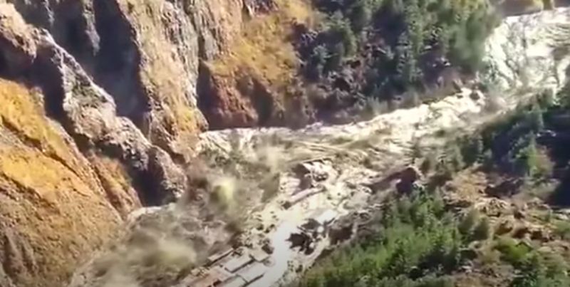 ▲印度北部發生喜馬拉雅山一處冰川破裂沖毀大壩事件，恐怕已捲走100到150名居民。（圖／擷取自Youtube Tripoto）