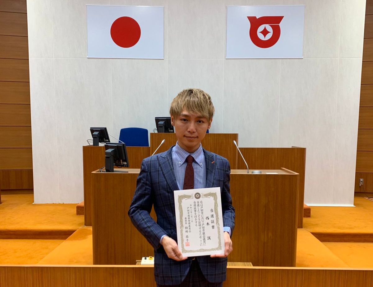 ▲西本誠2月1日拿到戶田市議會的當選證書，他在推特上發文貼出一個手足伏地的表情符號，表達由衷的感謝。（圖／翻攝自西本誠Twitter）