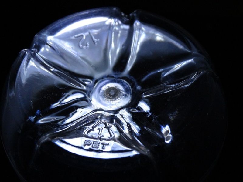 ▲搜狐號《小乾倩倩的遊戲的美食》就分享了飲料瓶底凹槽的「3大用意」,透露不是為了節省飲料成本!(示意圖/翻攝Pixabay)