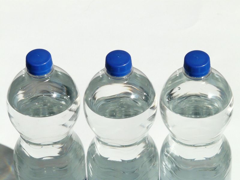 ▲飲料瓶下的凹槽，能夠讓商家在瓶子上做些細微的標記，讓人難以察覺又能區分真偽。（示意圖／翻攝Pixabay）