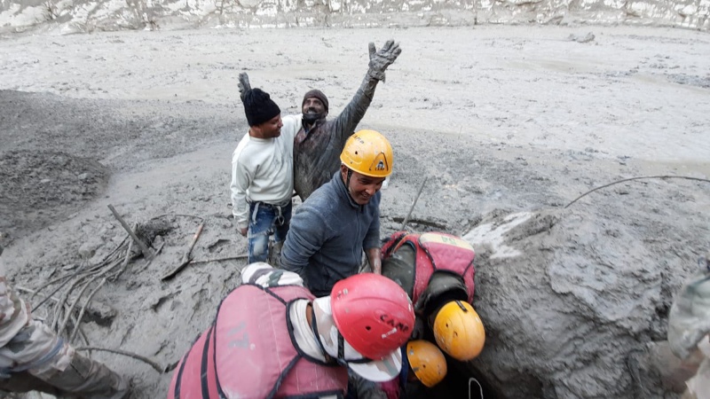 ▲印度北阿坎德省傑莫利縣（Chamoli）塔波萬區（Tapovan）雷尼村（Reni）7日發生暴洪，根據最新消息，受困一座隧道的16人全數獲救。但這起事故恐將造成100至150人傷亡。（圖／美聯社／達志影像）