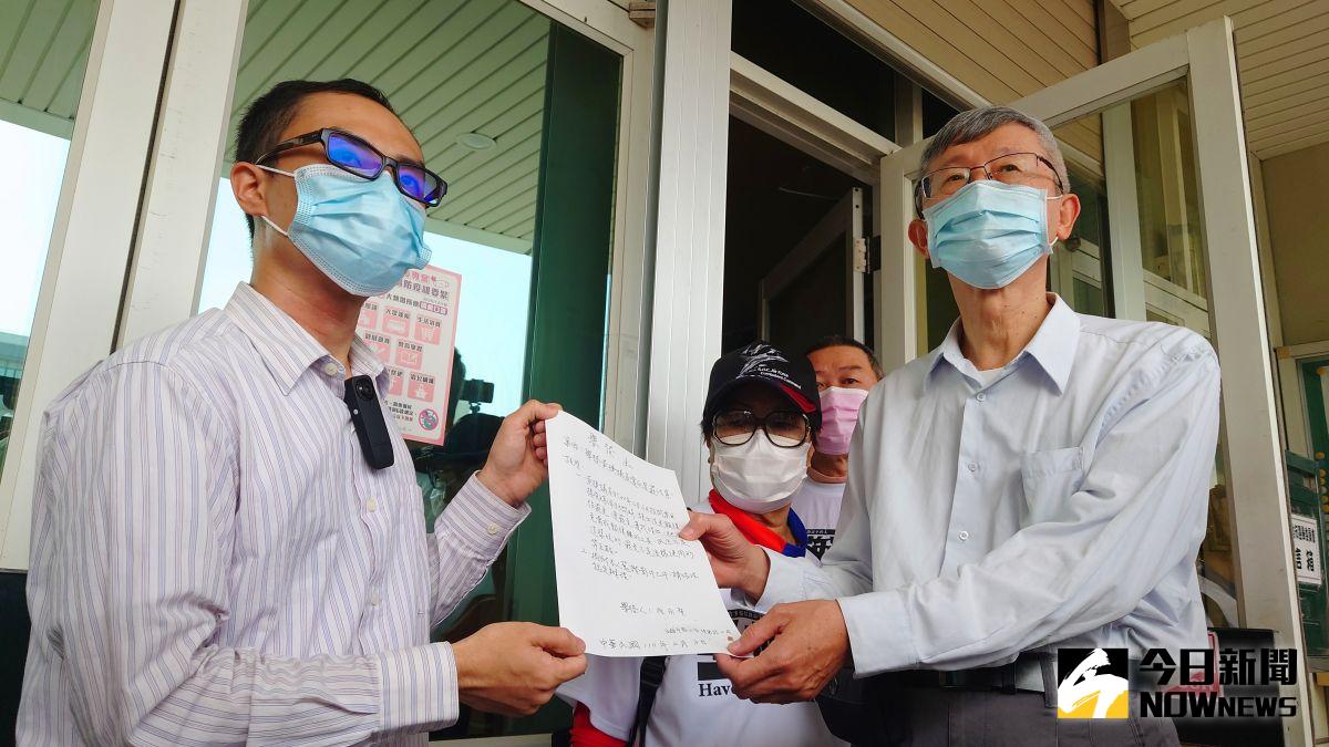 ▲罷捷團體發言人徐尚賢今（8）日上午10點到高雄市選委會，舉發高雄市議員黃捷違反選罷法，舉發函由高雄市選委會副總幹事陳寶德代表收下。（圖／記者鄭婷襄攝）