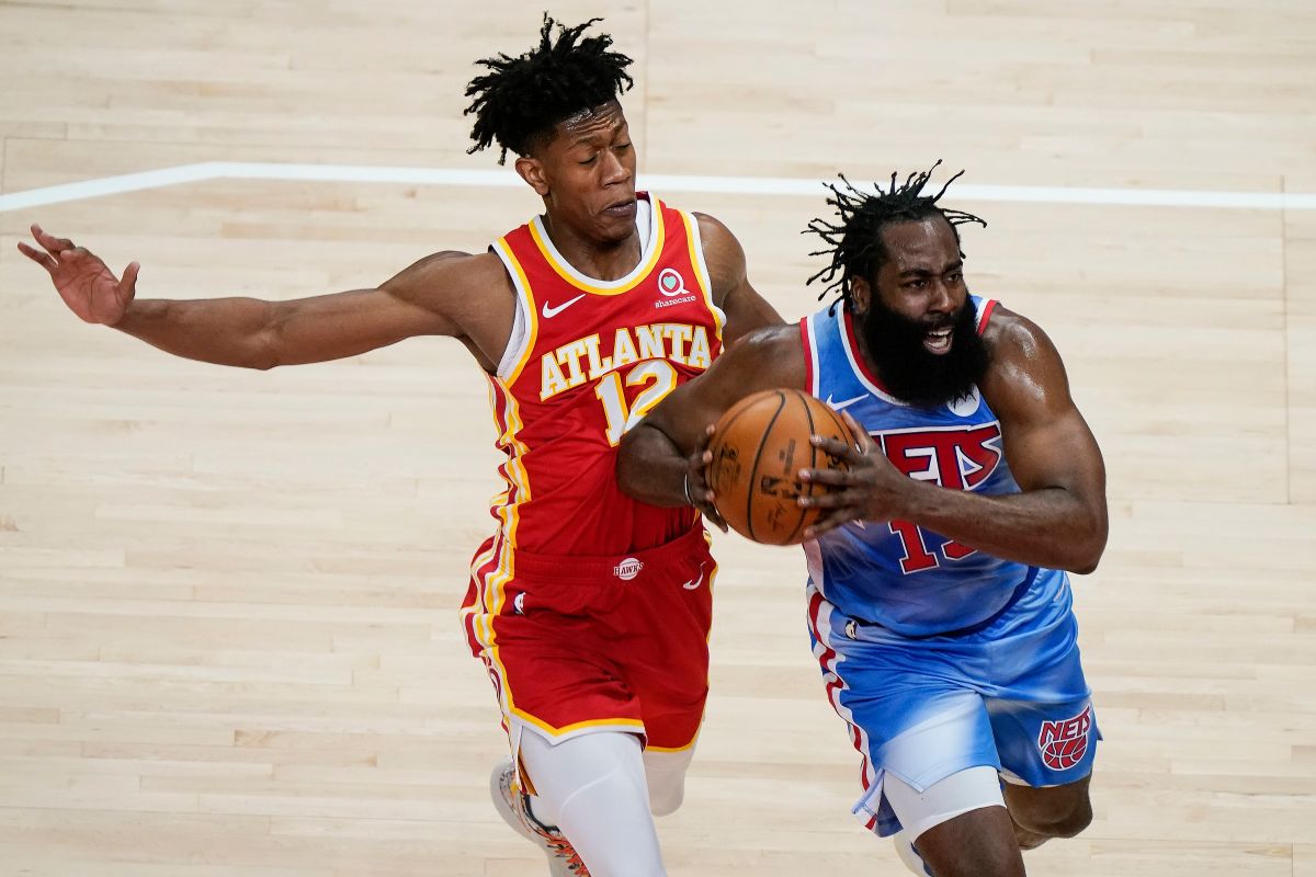 ▲老鷹主力前鋒DeAndre Hunter賣力防守籃網球星James Harden。（圖／美聯社／達志影像）