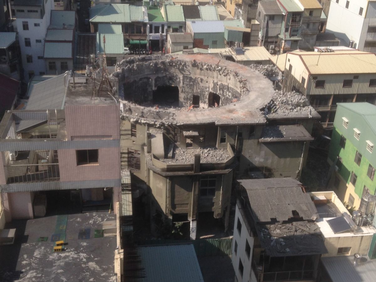 ▲「天外天劇場」所有權人無照強拆，已遭台中市府開罰勒令停工。（圖／台中市府提供）