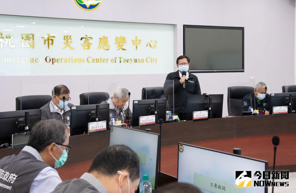 ▲鄭文燦也打算在除夕夜透過最近很夯的「Clubhouse」與居檢民眾線上互動，「讓所有在防疫旅館過年的民眾不要一個人孤單圍爐」。（圖／記者李春台攝, 2021.02.08）