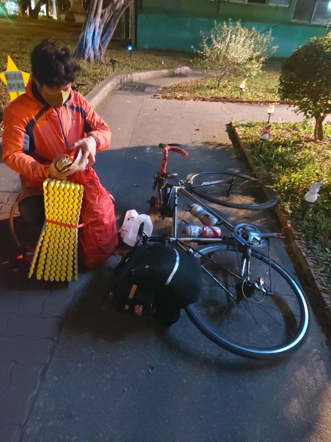 ▲王姓高中生單車環島，於台中公園過夜遇暖警支援（圖/記者鄧力軍翻攝）