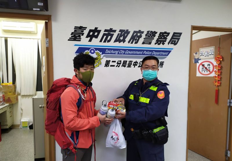 ▲公園所所長程錫國邀請王同到內休息,並提供食物飲料等補給品(圖/記者鄧力軍翻攝)