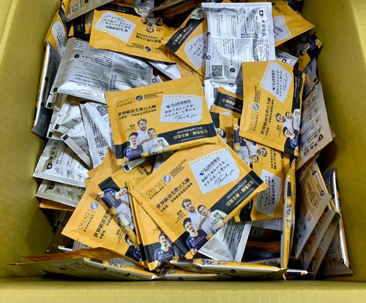 ▲歐客佬連鎖咖啡為向部桃醫護致敬，致贈千包世界冠軍豆烘焙的客制化掛耳咖啡。（圖／歐客佬 提供）