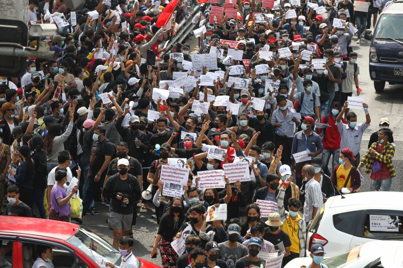 ▲緬甸仰光街上的遊行隊伍，抗議民眾高舉翁山蘇姬的頭像，手板上寫著「拒絕軍權、我們要民主」等訴求。（圖／美聯社／達志影像）