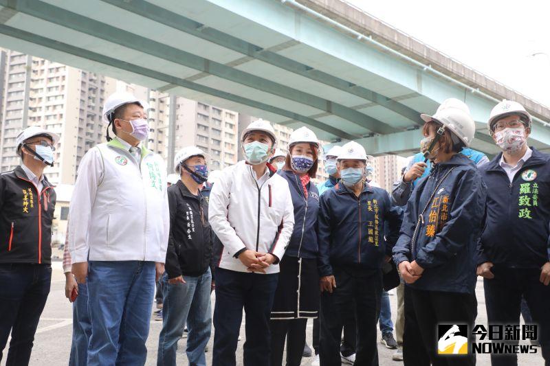 ▲新北市長侯友宜今(8)日前往浮洲橋下視察「浮洲橋下橋市區道路動線優化工程」。（圖/記者陳志仁攝，2021.02.08）