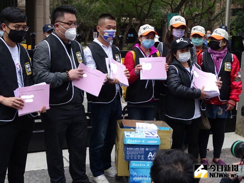 ▲刪Q總部向中選會提交罷免陳柏惟第一階段名冊。(圖/記者呂炯昌攝.2021.02.08)