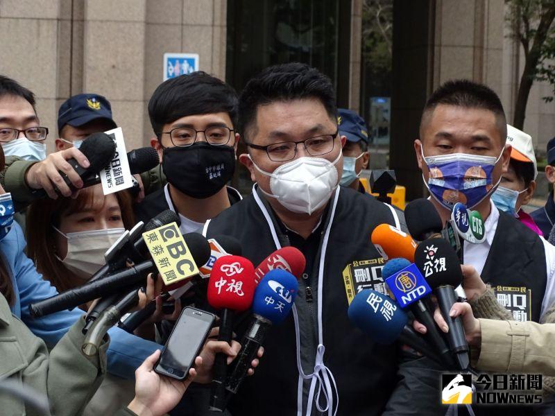 ▲罷免陳柏惟提議領銜人楊文元受訪表示,陳柏惟政見跳票,又不顧選民健康支持萊豬進口,是他們不滿的理由。(圖/記者林柏年攝.2021.02.08)
