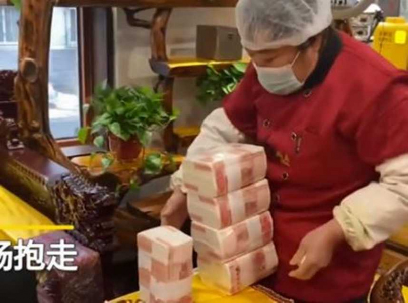 ▲火鍋店的洗碗阿姨，透過推鐵罐遊戲，贏得百萬年終。（圖／翻攝《大眼新聞》）