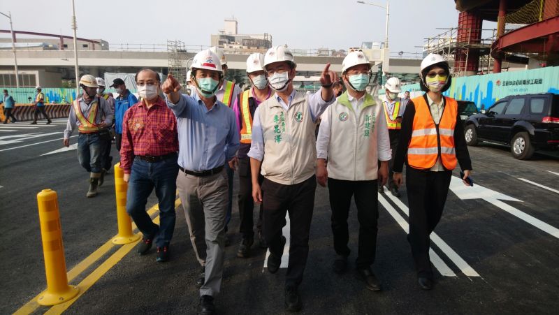 ▲高雄市副市長林欽榮與立法委員李昆澤、議員郭建盟、交通局長張淑娟一同視察站西路的完工情形。(圖/交通局提供)
