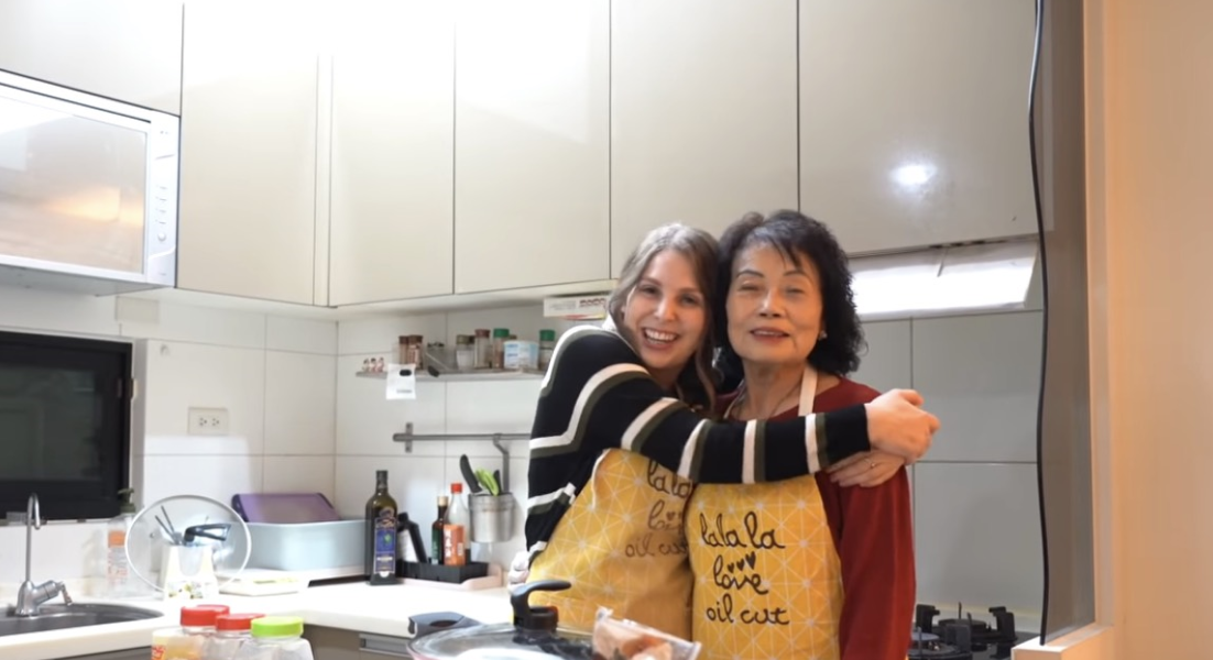 ▲美國女孩莎白決定教阿嬤做最道地的「墨西哥捲餅」。  (圖|翻攝自影片)