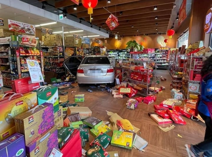 ▲網友分享轎車撞進全聯的罕見照片，引發熱議。（圖／翻攝自《爆廢公社二館》臉書社團）