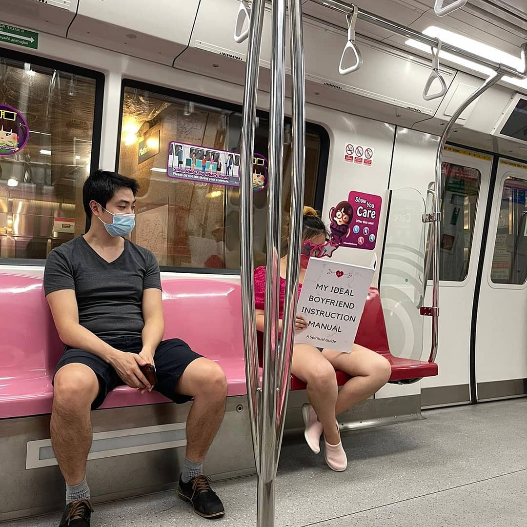 ▲一名新加坡女生近日在地鐵認真看書引來周圍乘客的好奇眼光。（圖／翻攝自IG）