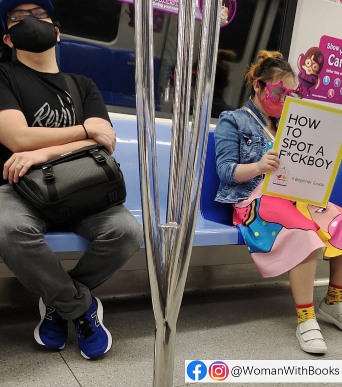 ▲一名新加坡女生近日在地鐵認真看書引來周圍乘客的好奇眼光。（圖／翻攝自IG）